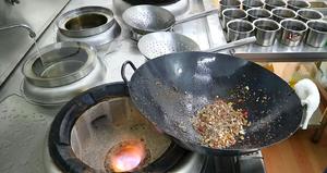 厨师长教你：“芹菜炒肉末”的家常做法，味道很赞，非常下饭的做法 步骤4