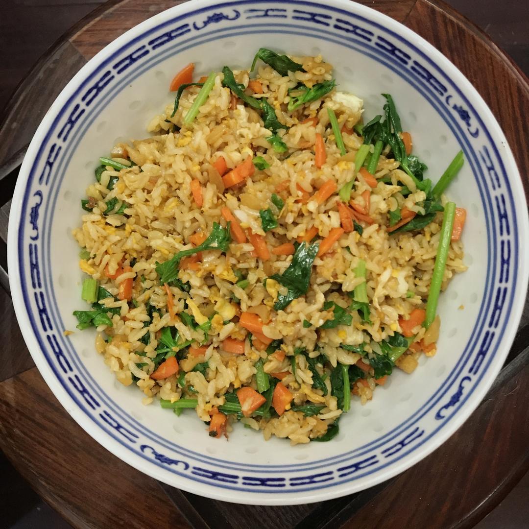 厨师长教你：“酱油炒饭”的家常做法，里面满满的小技巧，很受用