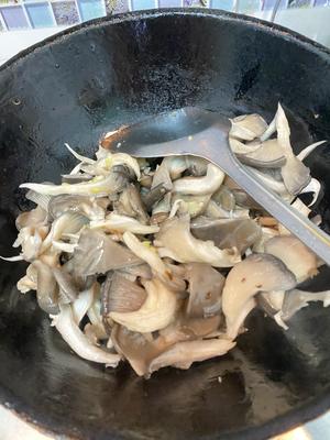 快手蚝油蘑菇的做法 步骤3