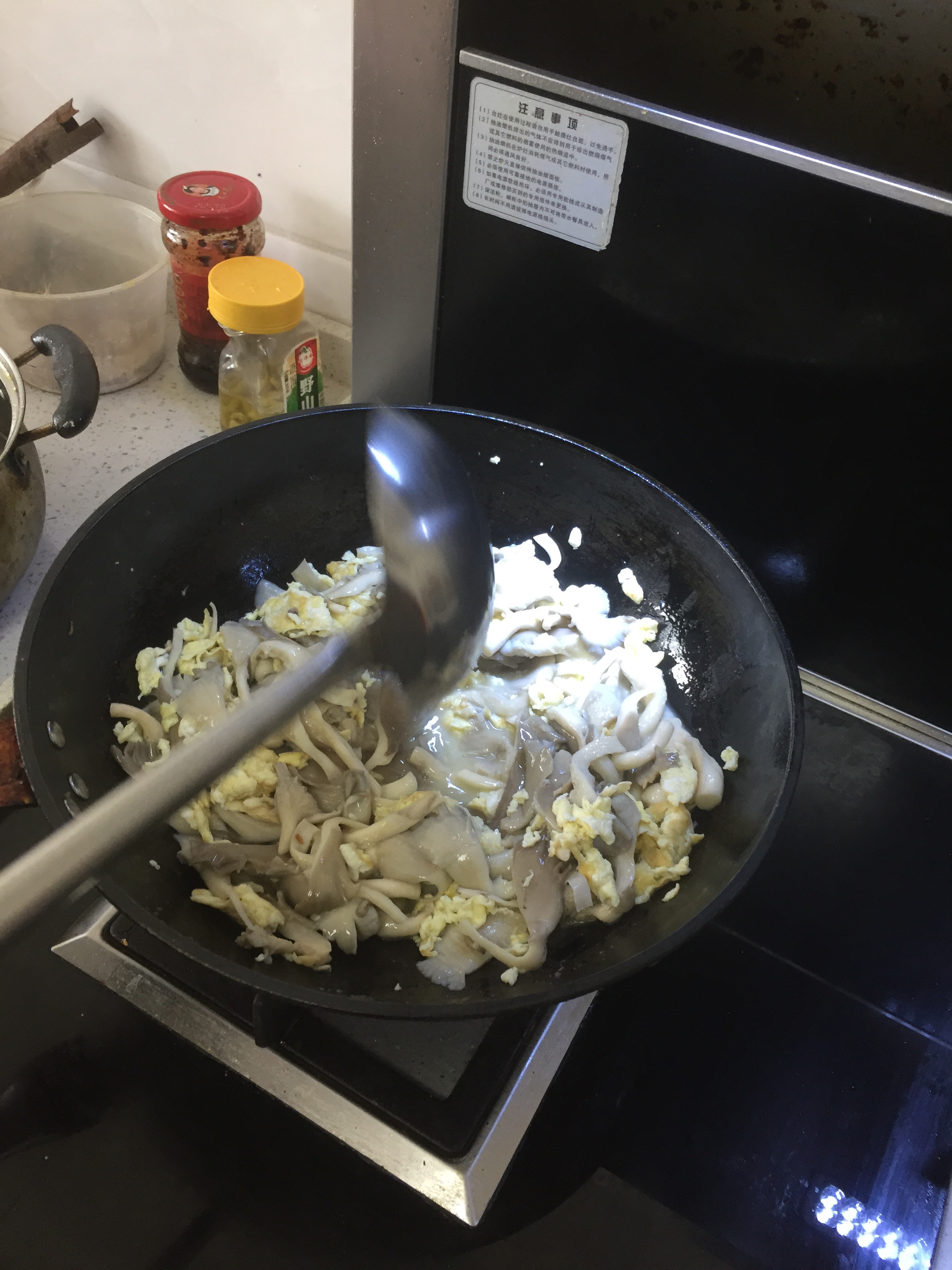 平菇炒鸡蛋（家常做法）的做法 步骤9