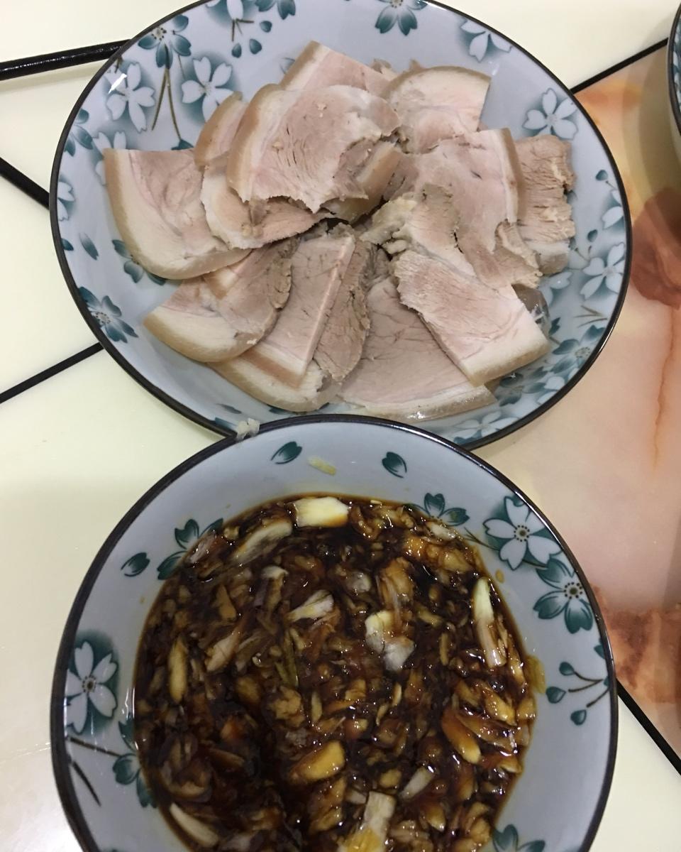 蒜酱水晶猪肘子，满满的胶原蛋白哦！