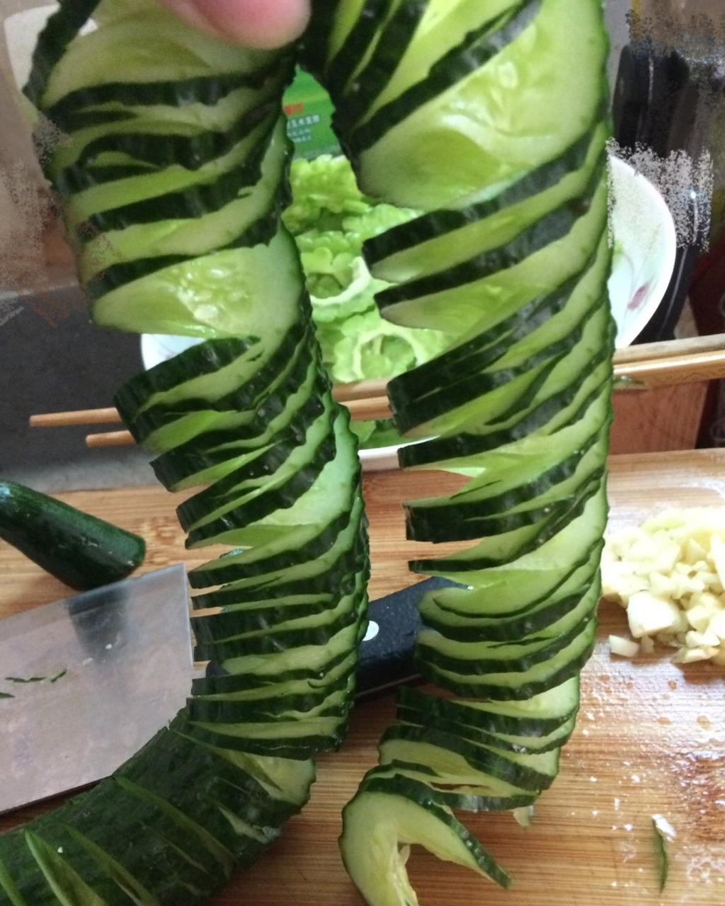 蓑衣黄瓜的切法 · 小视频 🥒