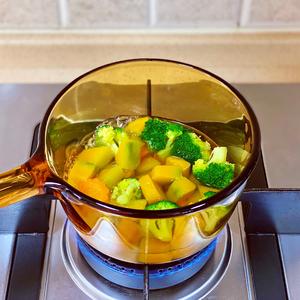 椰浆年糕蔬菜汤的做法 步骤2