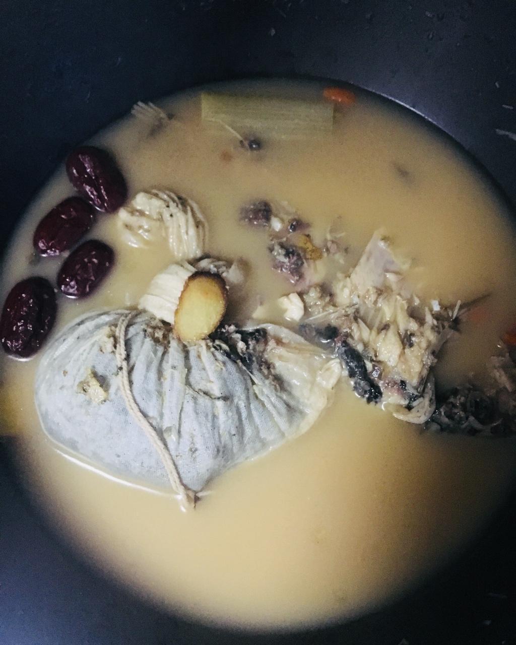 徐小胖胖小徐做的绵茵陈鲫鱼汤