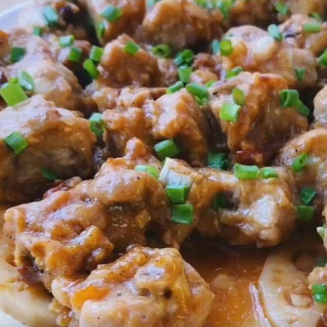 粉蒸排骨卧莲藕的做法