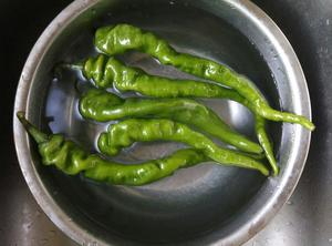 简单得不能再简单的菜——豆豉蒸青椒的做法 步骤1