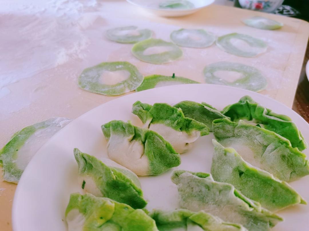 翡翠白玉白菜饺子详细版（附翡翠白玉白菜饺子包法，翡翠白玉饺子皮两种制法，面包机和面，翡翠白玉烧卖，各种馅料搭配）