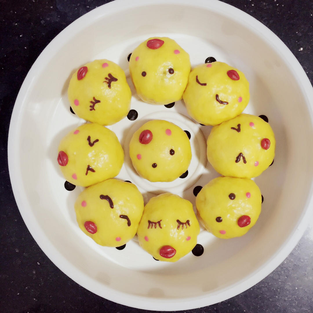 金鸡“抱”福奶黄包