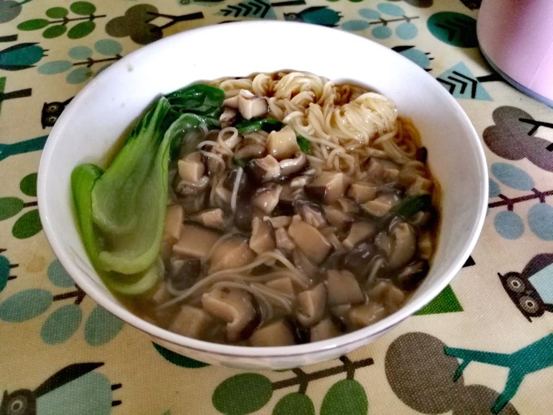 菌汤面条 看得见的香菇 尝得到的鲜美 这才是真正的菌汤