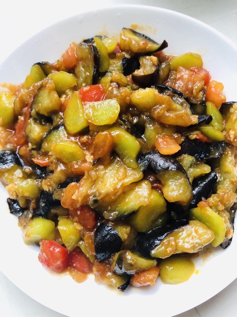 红烧茄子（佐西红柿尖椒）