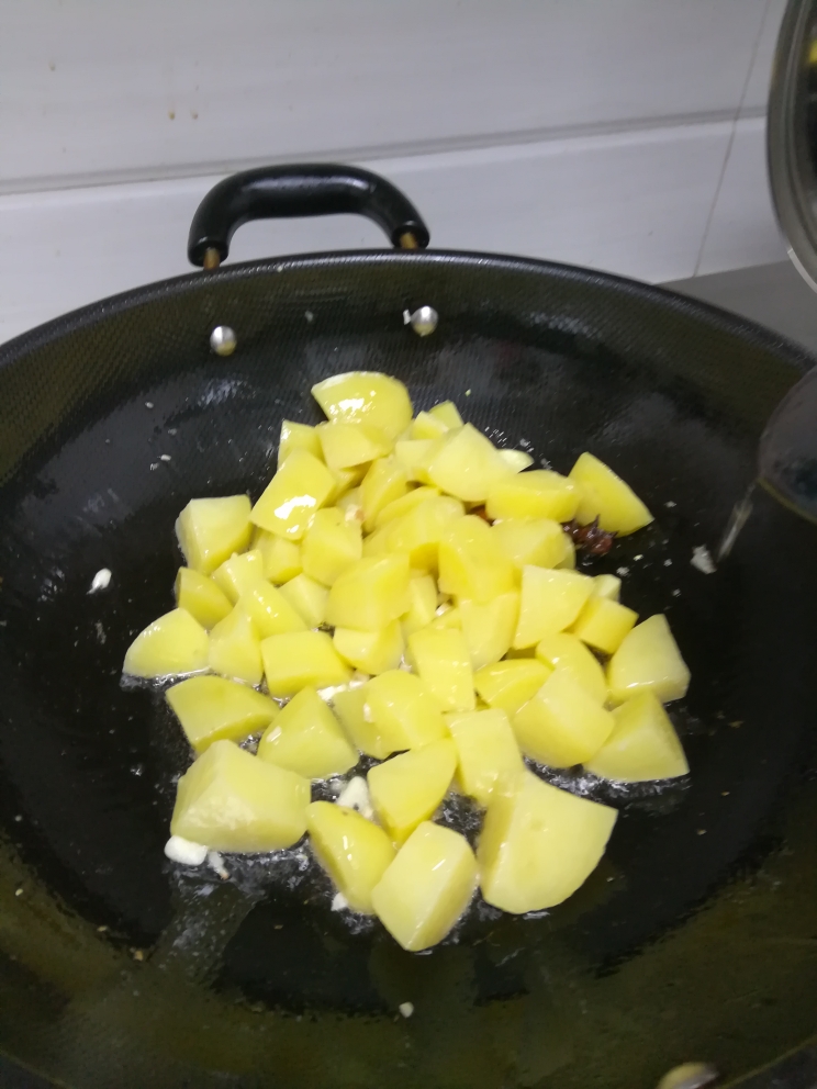 红烧土豆块（绵软香）的做法 步骤3