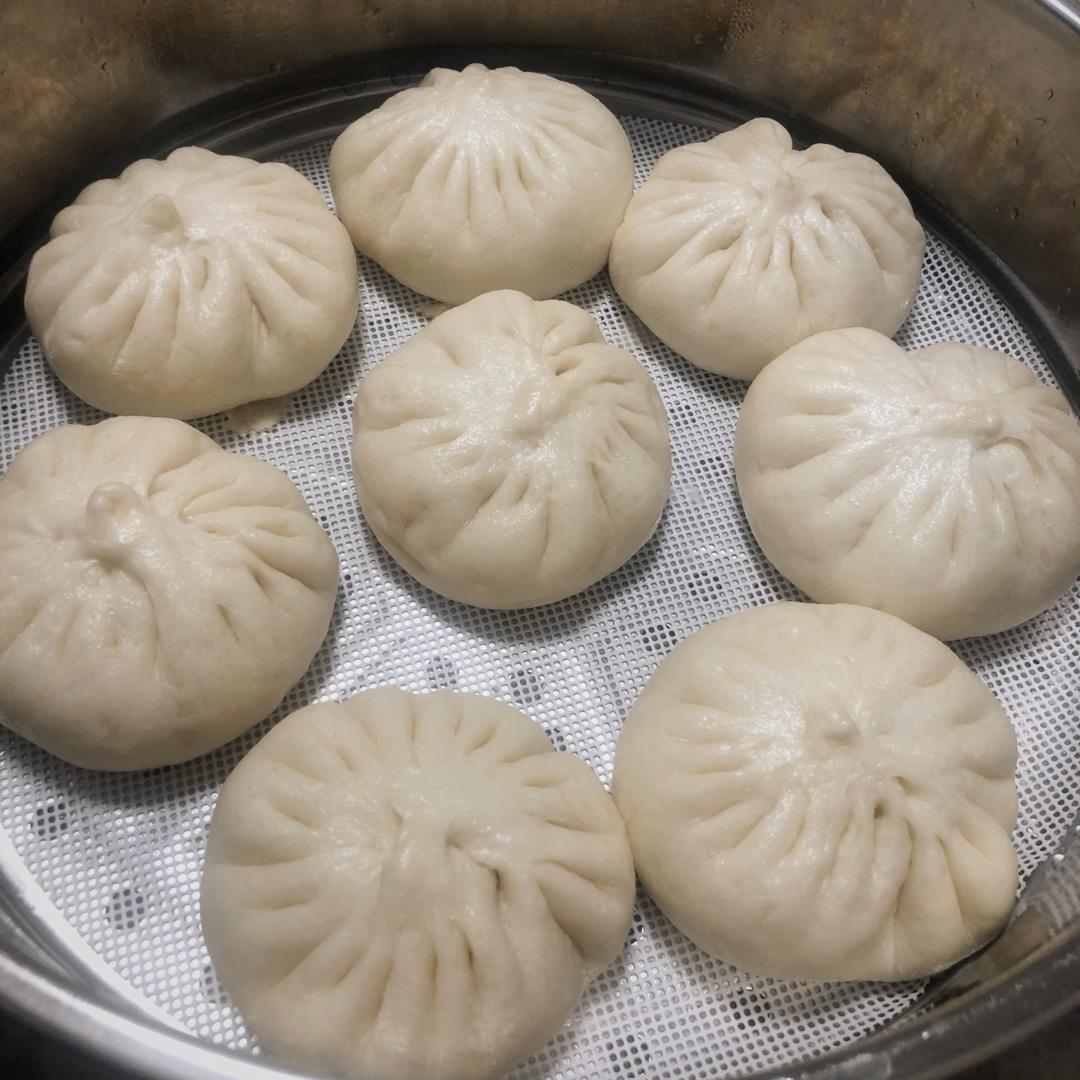 松软多汁的肉包子