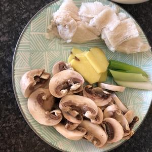 蘑菇（鲍鱼菇）竹荪排骨汤-简单易学的做法 步骤1