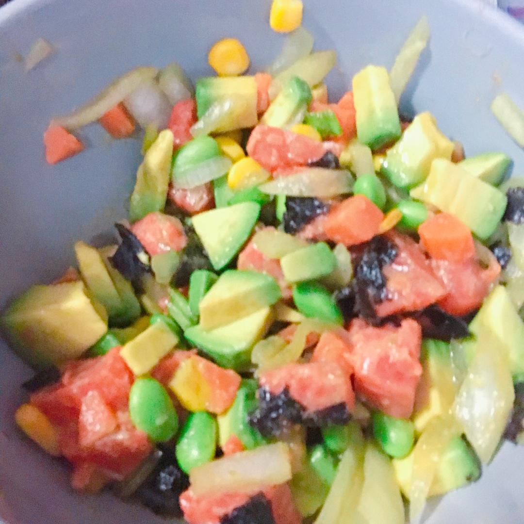 三文鱼牛油果盖饭，风靡夏威夷的Poke拌饭