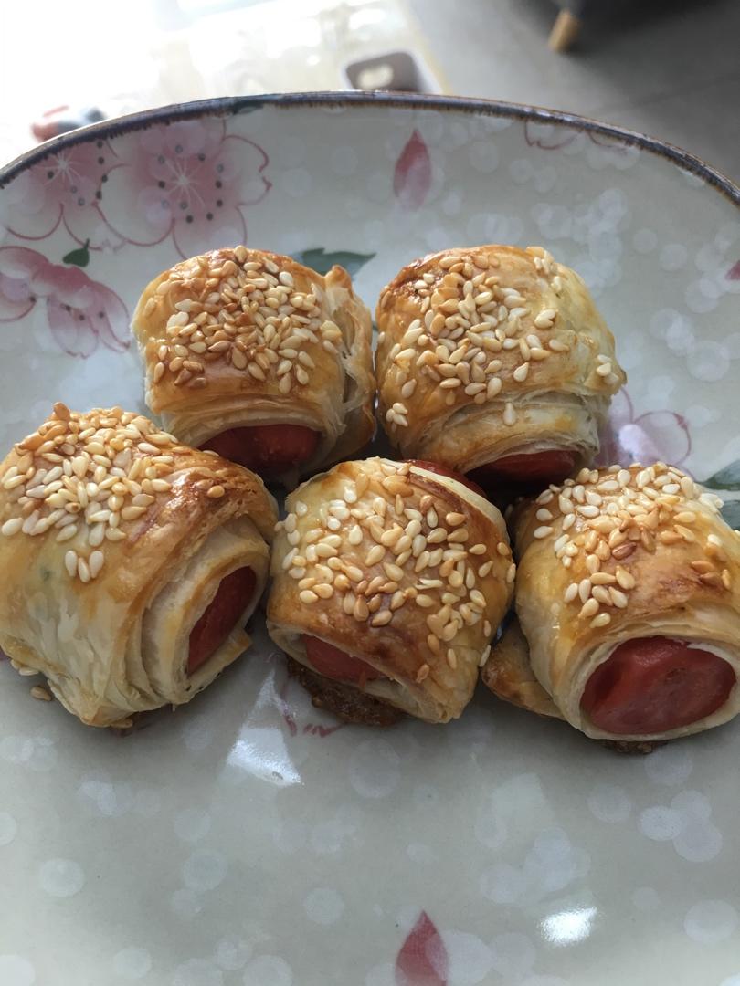 香肠酥皮卷：手抓饼皮还能这样吃，不用和面快速搞定早餐