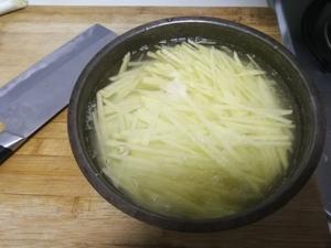 快手版土豆丝炒肉，下饭神器的做法 步骤2