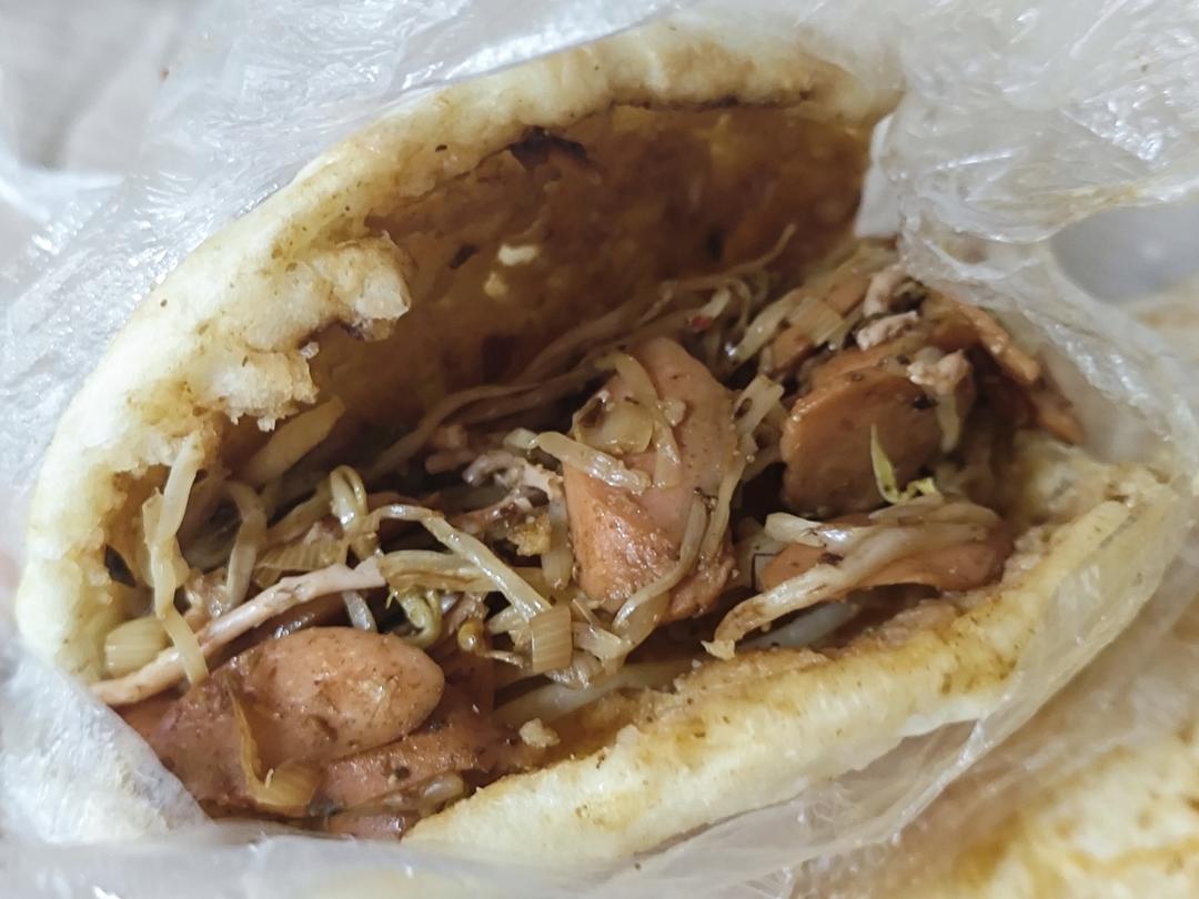 干净卫生美味烧饼夹菜