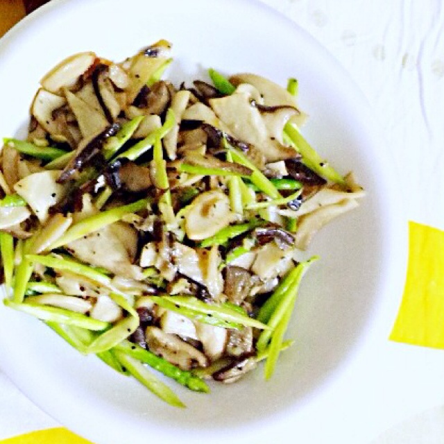 芦笋炒蘑菇