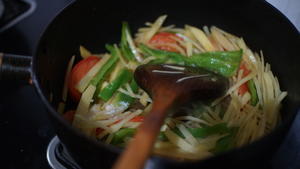 鲜美的番茄青椒土豆丝～（下饭菜）的做法 步骤8