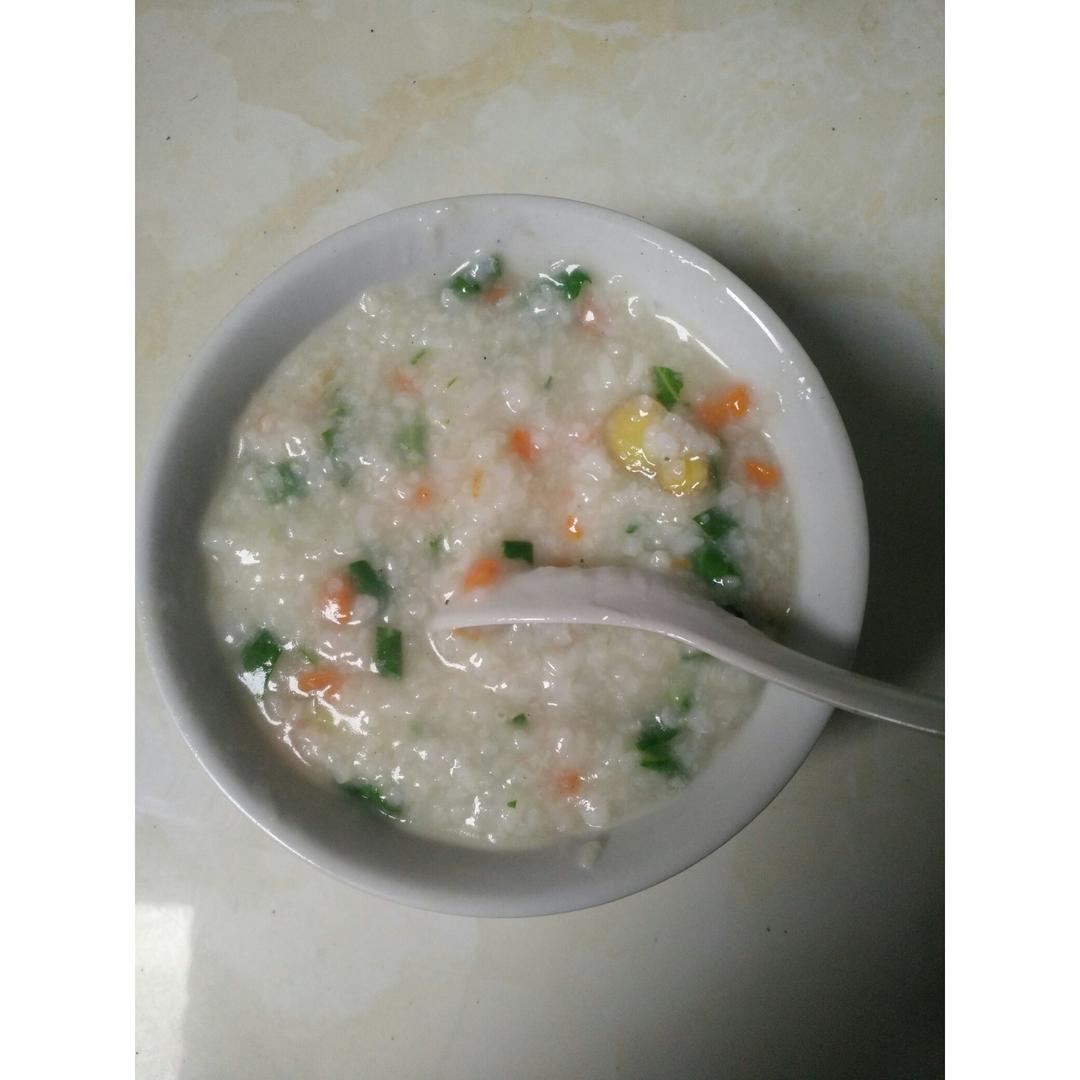 白的书做的补充维生素的营养粥菠菜胡萝卜粥