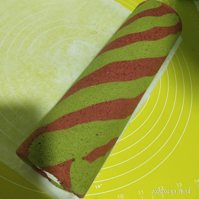 抹茶和红丝绒的圣诞蛋糕卷