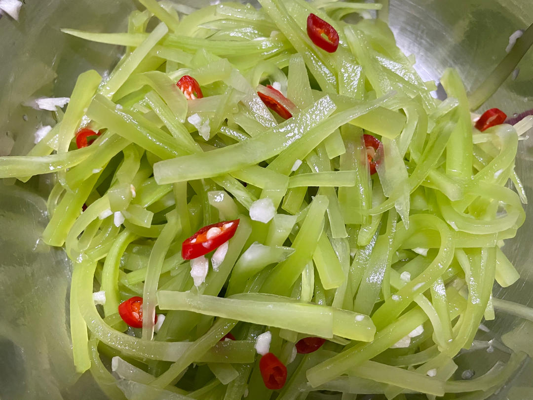 厨师长教你：夏日开胃小菜“凉拌莴笋丝”的家常做法，简单易学赶紧收藏吧
