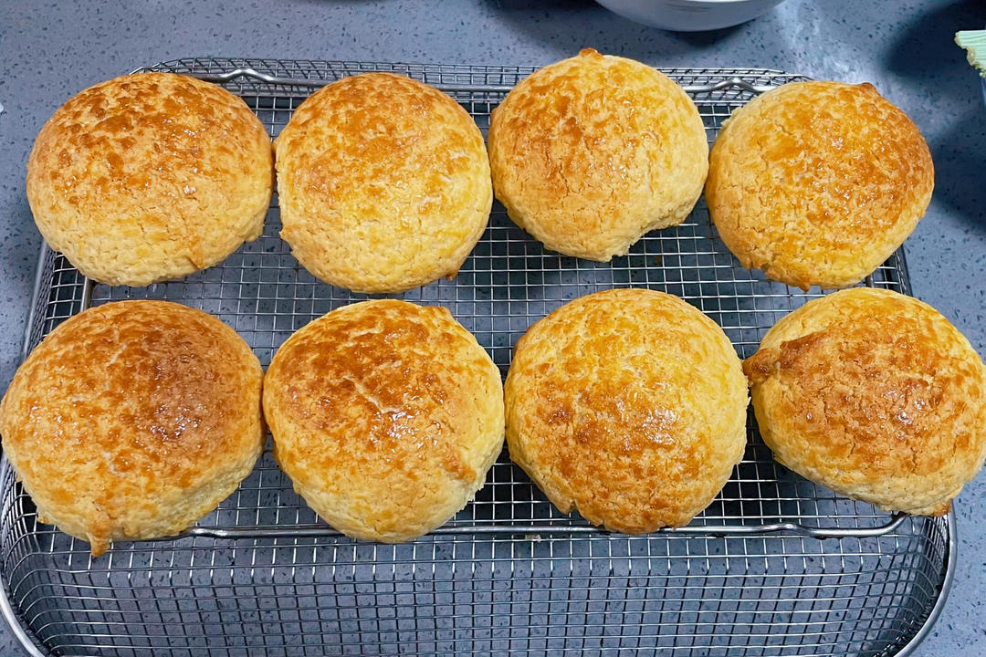 做100款面包の12：在家开茶餐厅!港式菠萝包 –不划格子自然裂开的香酥脆皮！菠萝油/酥皮包