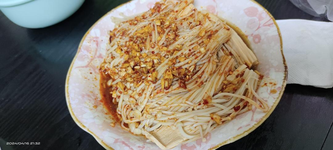 解馋减脂餐！酸辣开胃又下饭的菠菜拌金针菇