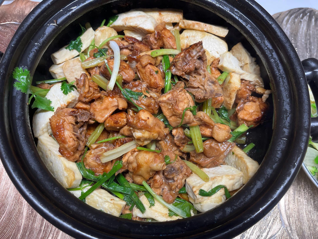 一鸡两吃的广东鸡煲