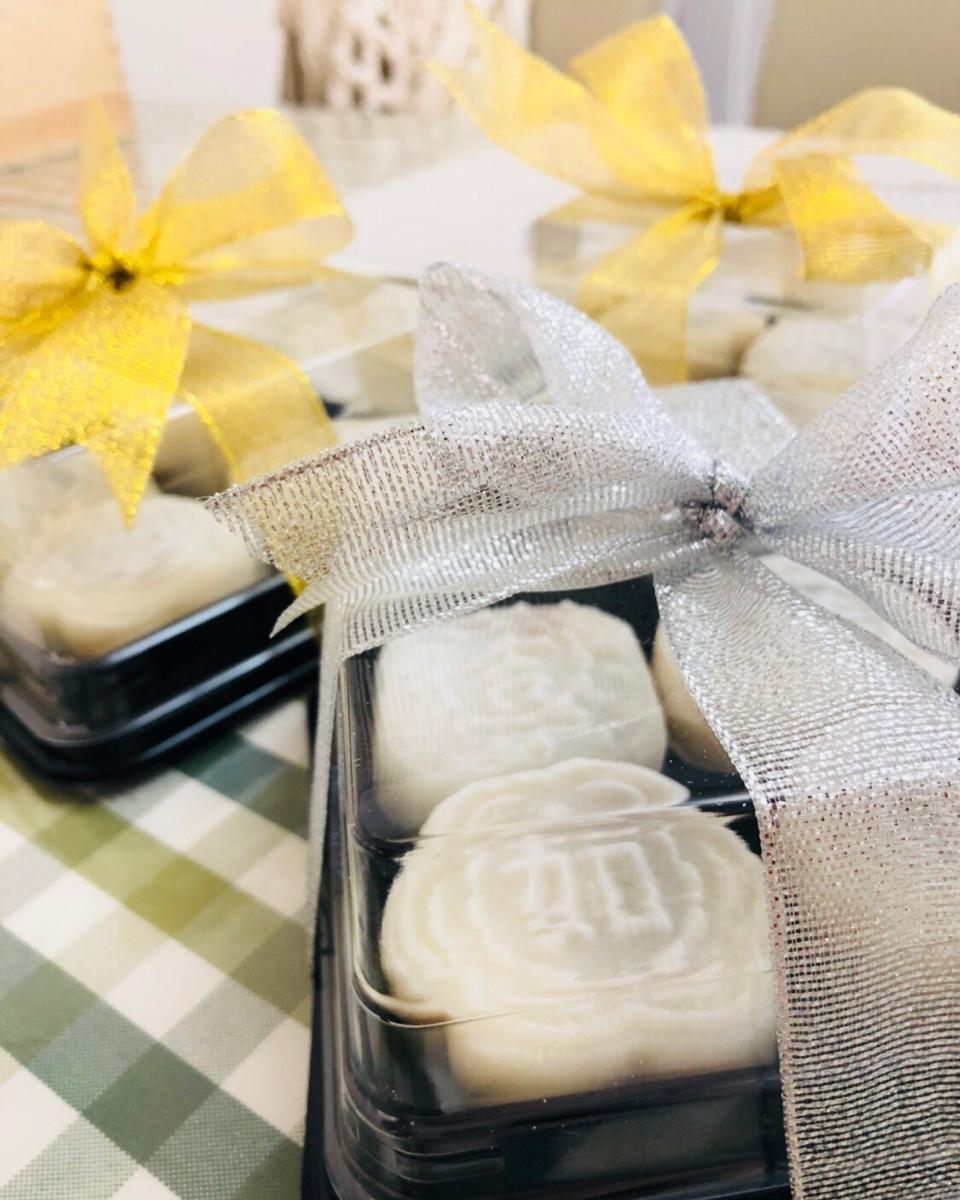 豆沙馅冰皮月饼