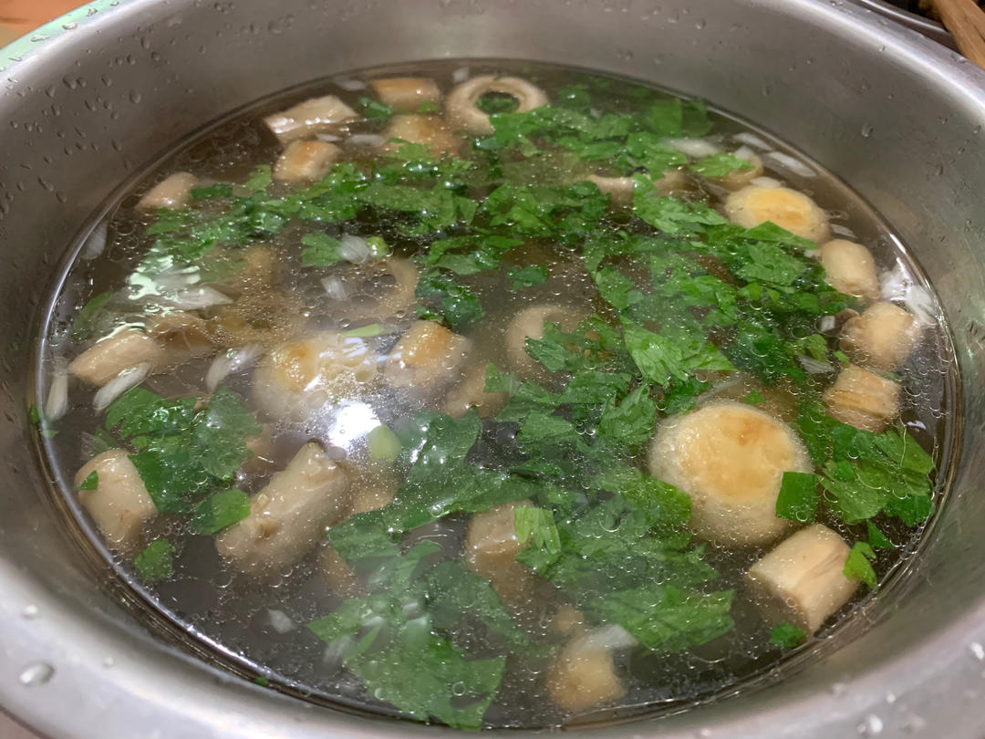 鲜掉眉毛口蘑汤