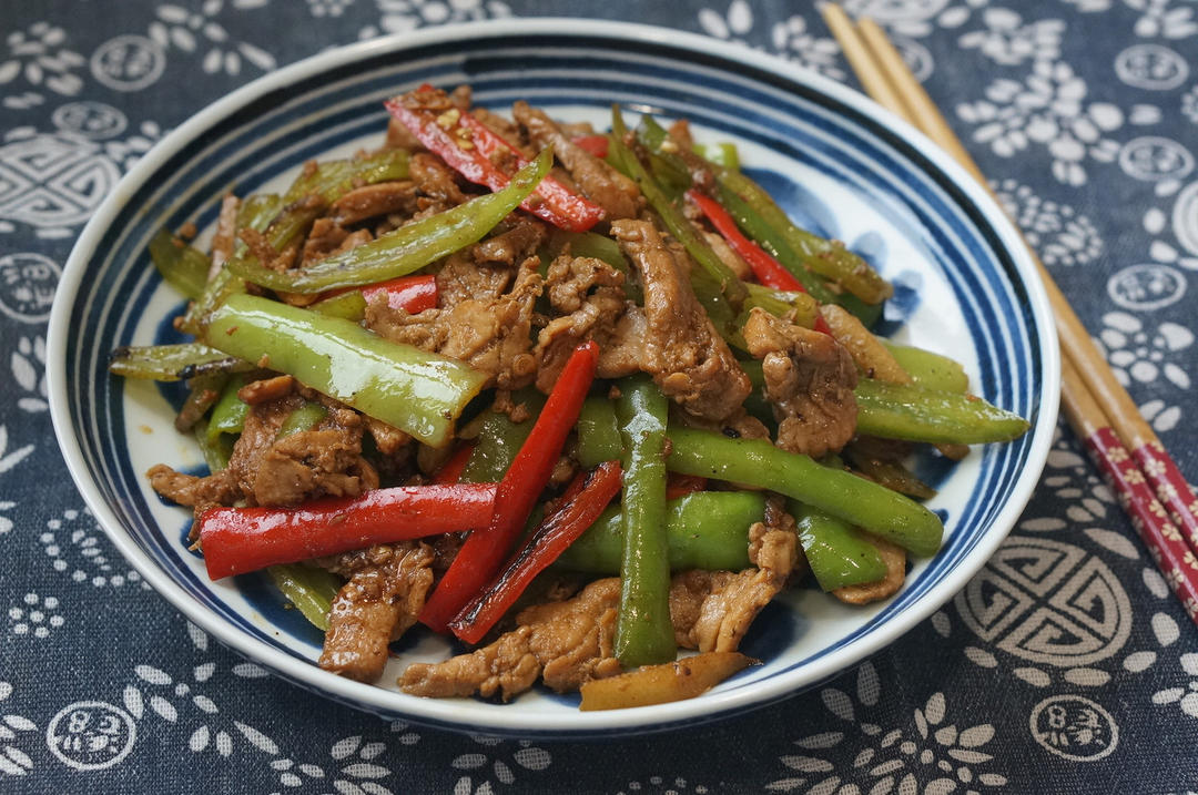 经典的家常菜，青椒炒肉丝，简单的食材也能做出如此美味