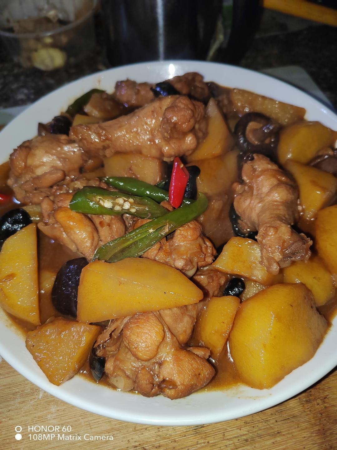 砂锅土豆焖小鸡腿