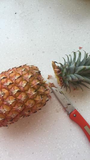 巧切菠萝的做法 步骤1