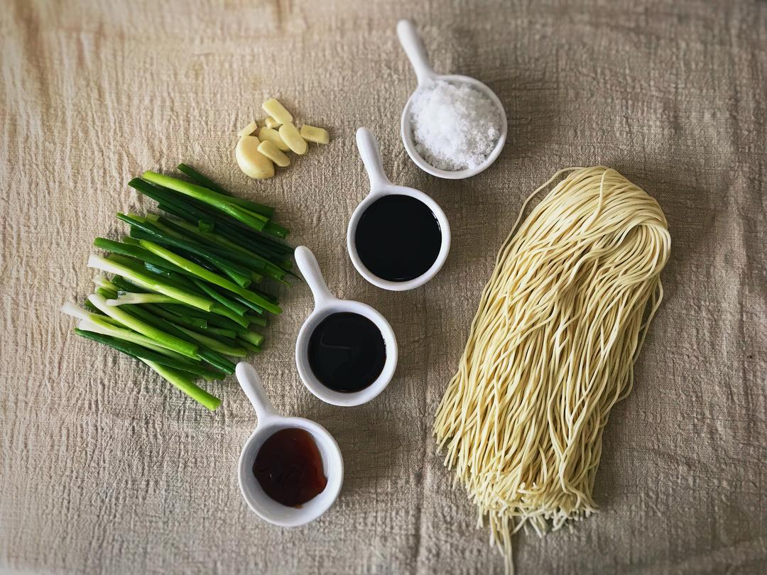 面｜葱油拌面Noodles Served with Oil的做法 步骤1