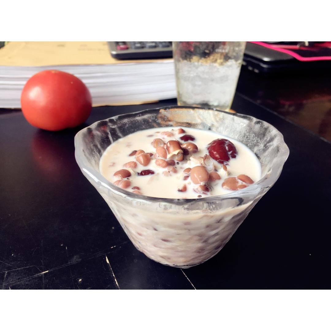 红枣红豆薏仁牛奶粥
