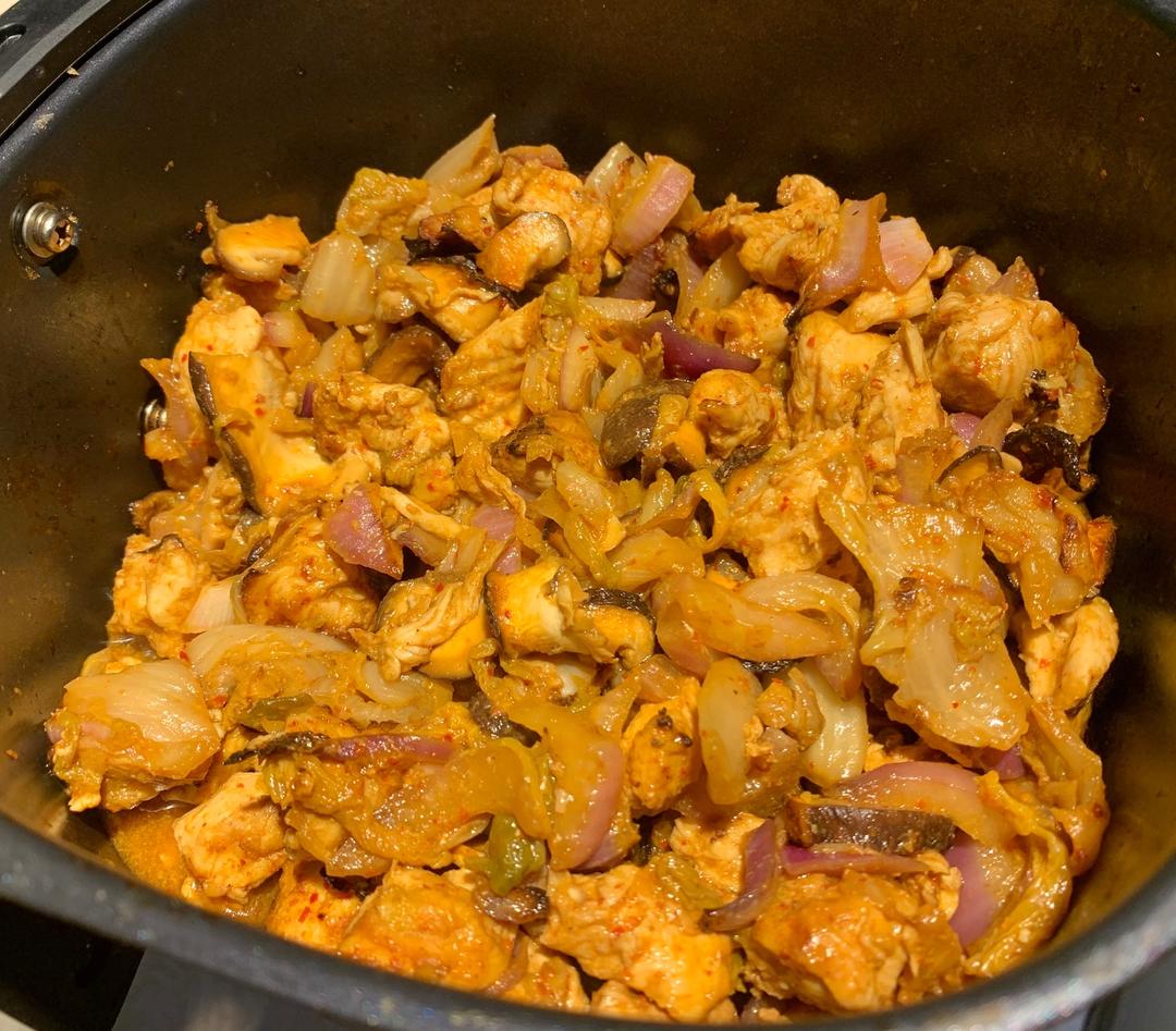 泡菜洋葱炒鸡胸（无油版）的做法