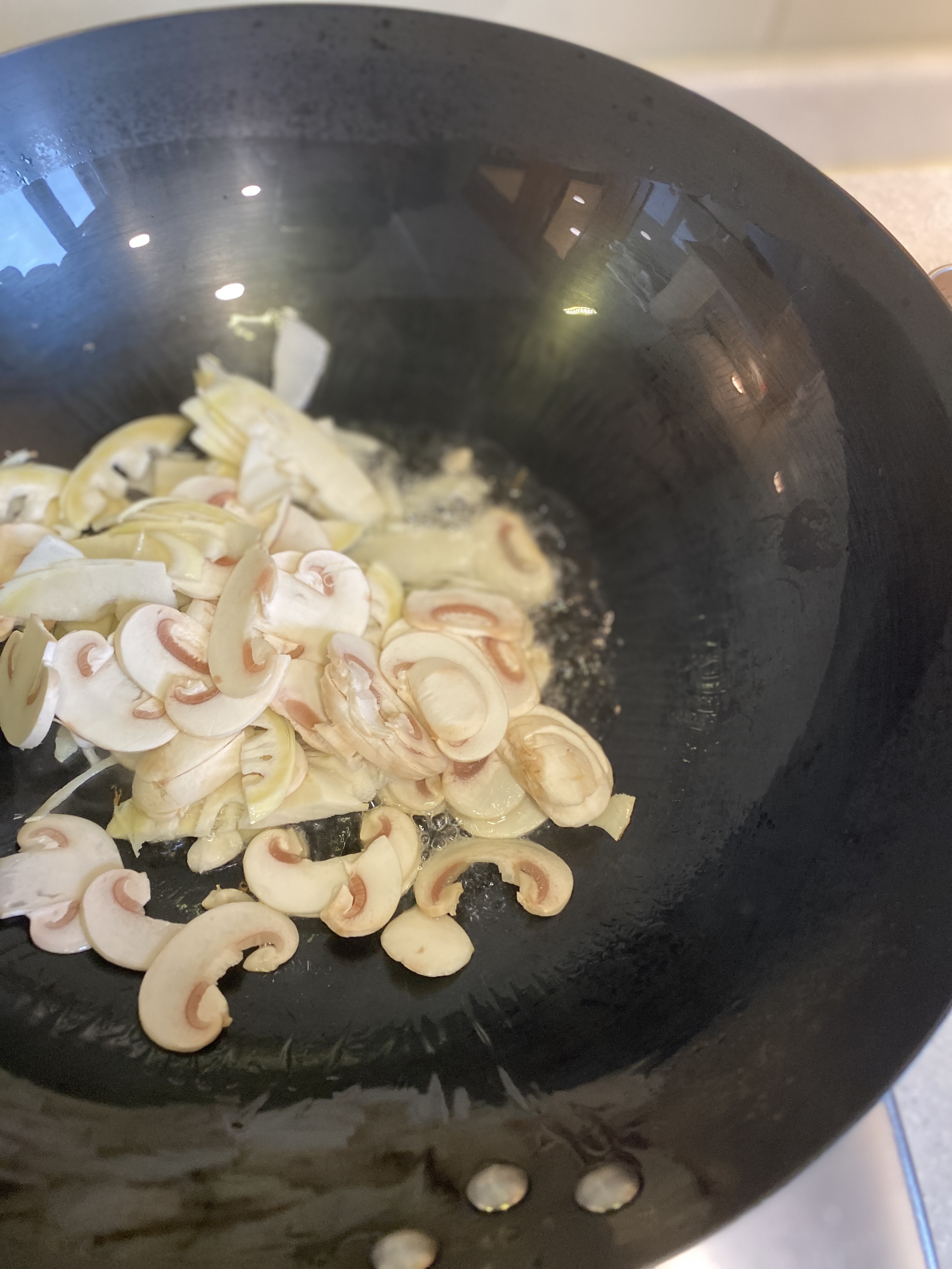 片儿川的变化版本-雪菜春笋口蘑炒白米虾的做法 步骤3