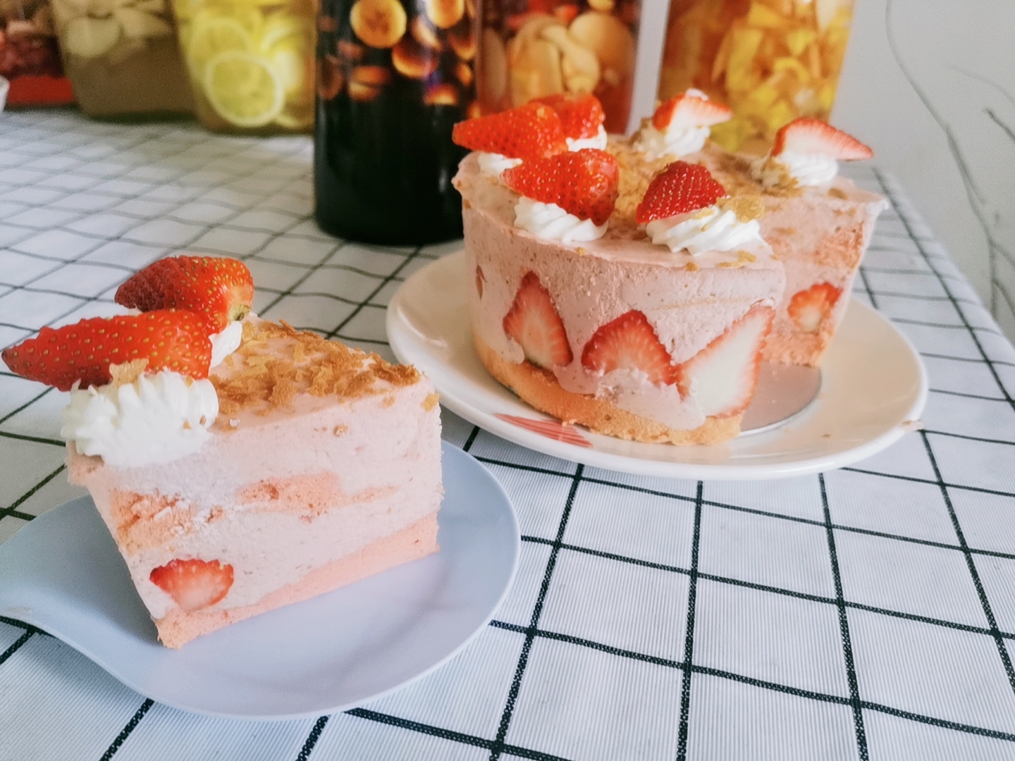 六寸草莓慕斯蛋糕（自制草莓酱）的做法