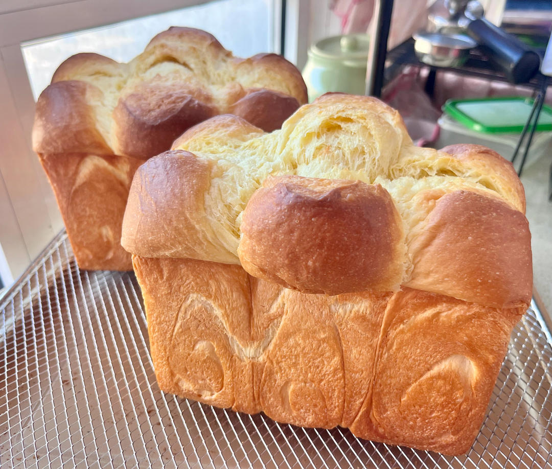 超级浓郁柔软的布里欧修吐司