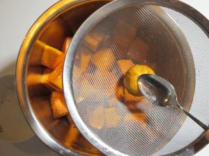 蛋黄焗南瓜 | 2种原料的懒人快手菜的做法 步骤4
