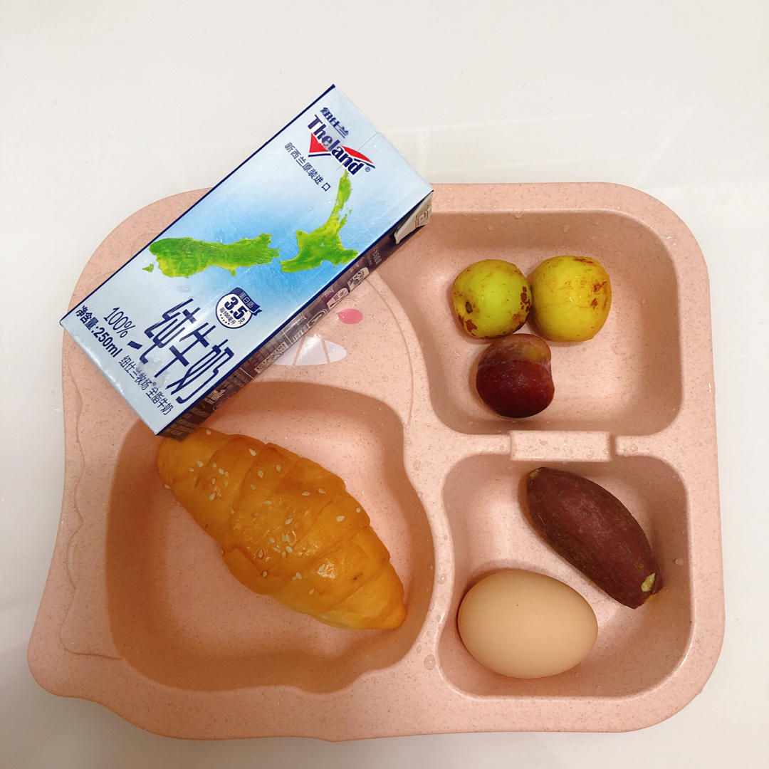 一岁半屁屁洛の早餐记