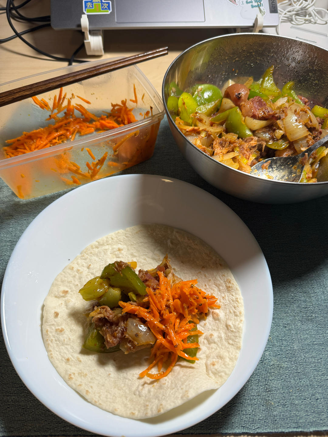 白洋葱彩椒炒肘子鸡腿肉