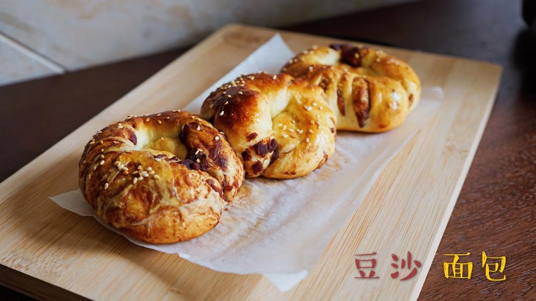 松软可口的红豆沙面包卷