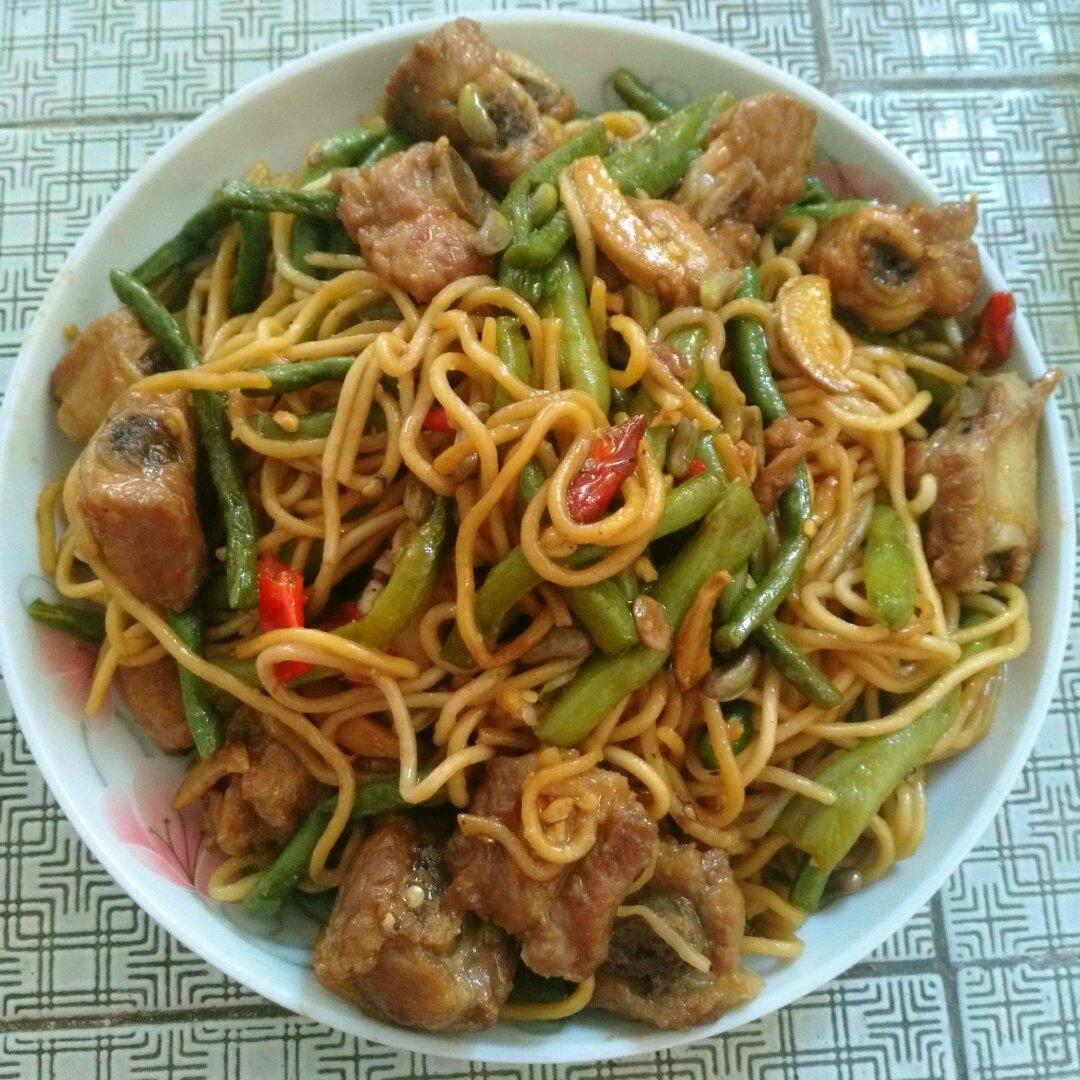 最适合夏天的一锅出--酱香豆角焖面