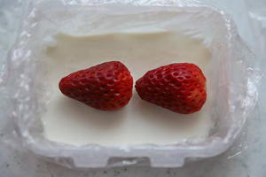 草莓酸奶冻三明治的做法 步骤1