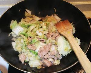白菜炒肉的做法 步骤7