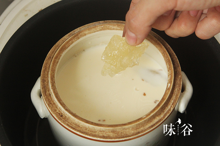 美白润肤的牛奶炖花胶的做法 步骤5