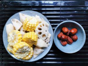 营养•玉米莲藕排骨汤的做法 步骤2