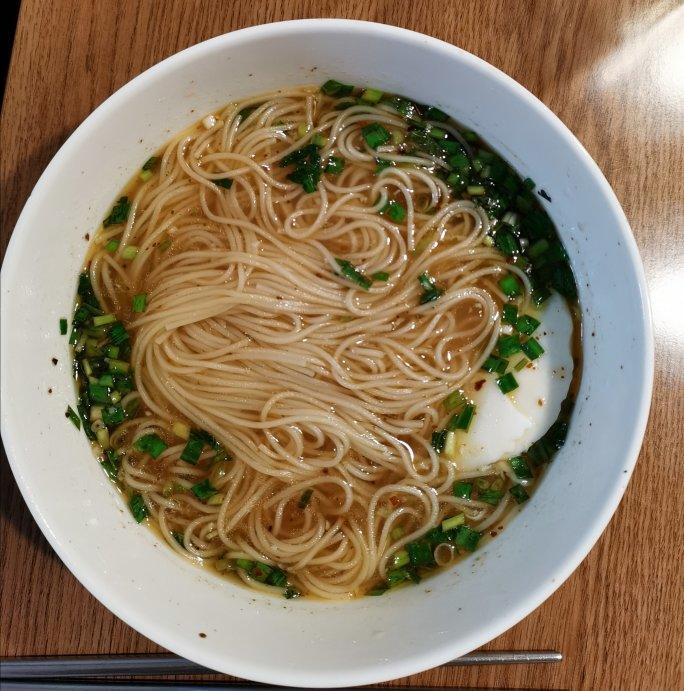 一碗清汤面 🍜 —— 秋日里的治愈系